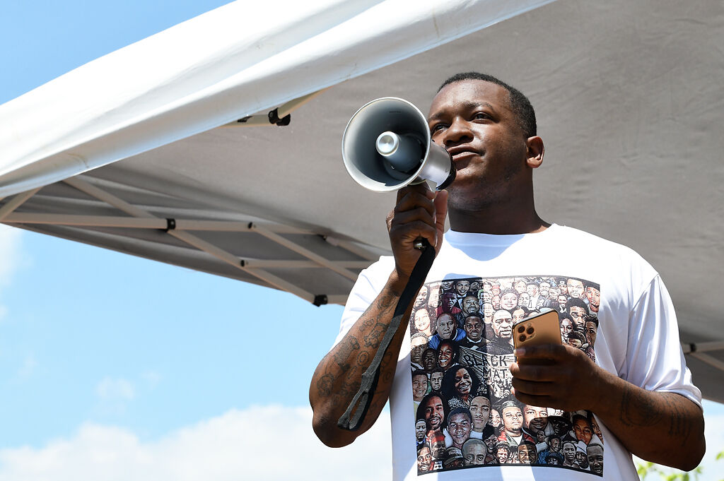 Markiez Smith speaks to the crowd